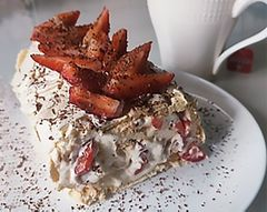 Меренговый рулет с клубникой