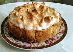 Песочный тарт с яблоками и меренговой шапочкой