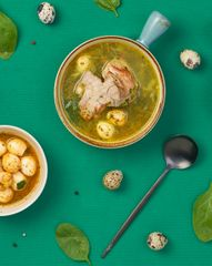 Щи с копченым окороком и маринованными перепелиными яйцами