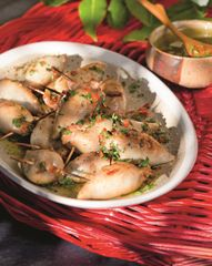 Фаршированные свининой мини-кальмары с соусом из кинзы и лайма от Сергея Ряхова