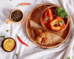 Фалафель с красным луком и чили на печеном перце