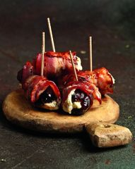 Финики с мягким козьим сыром и беконом