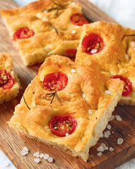 Фокачча с оливковым маслом, помидорами черри
