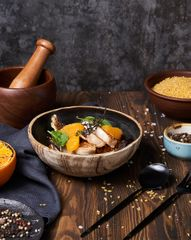 Филе курицы с&nbsp;пряным булгуром и&nbsp;хрустящим баклажаном