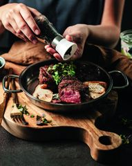 Филе миньон с&nbsp;белыми грибами