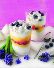 Итон месс с голубикой, лаймом и йогуртом
