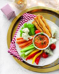 Хумус с&nbsp;печеным&nbsp;перцем и&nbsp;хрустящими овощами