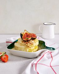 Ананас гриль с карамельным соусом и маринованным инжиром