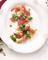 Азиатский салат с креветками, помело и огурцами