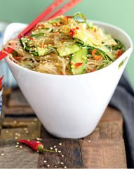 Азиатский салат с фунчозой