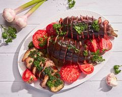 Баклажаны, запеченные с беконом, с соусом из йогурта, апельсина и меда