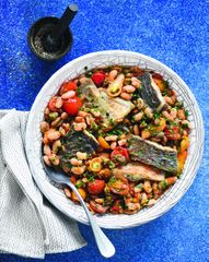 Быстрое рагу из камбалы с белой фасолью, помидорами и каперсами