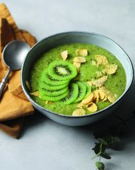 Боул со свежим шпинатом, стеблем сельдерея, яблоком и киви