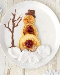 Блины с шоколадной пастой, сливками и вареньем