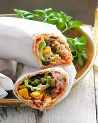 Буррито с цыпленком, рисом, кукурузой и авокадо