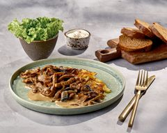 Бефстроганов из сушеных грибов с картофельными драниками