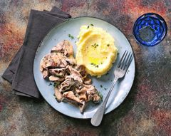 Бефстроганов из печенки с картофельным пюре
