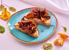Брускетты с лисичками и луковым джемом