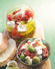 Домашний сыр, маринованный в пикантном оливковом масле