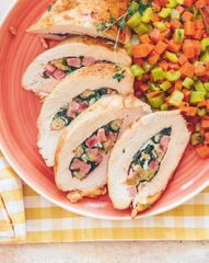 Грудка индейки, фаршированная шпинатом, сыром и ветчиной с овощами