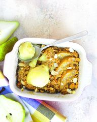 Груши с корочкой из овсяных хлопьев и миндаля