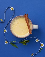 Горячий белый шоколад с пряной карамельной тыквой