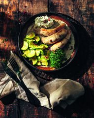 Колбаски из индейки с салатом из цукини и с соусом из анчоусов