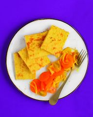 Картофельная «полента» с салатом из желтых помидоров и маринованного с&nbsp;куркумой лука