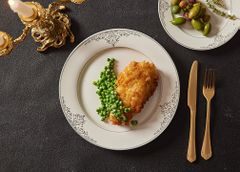 Котлета по-киевски с зеленым горошком под сливочно-сырным соусом