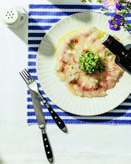 Карпаччо из сибаса с тартаром из огурца и фенхеля
