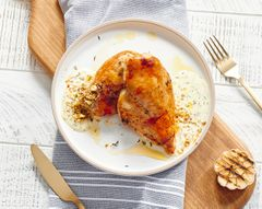 Куриная грудка, фаршированная ветчиной и сыром, под сливочным соусом