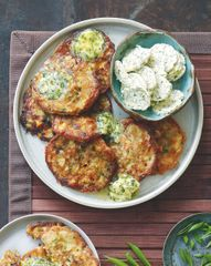 Кокосовые оладьи из порея и кукурузы с острым маслом