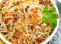 Коул-слоу с изюмом и заправкой из ряженки
