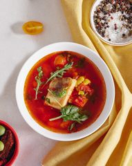 Копченый томатный суп с белой рыбой и кукурузой