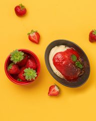 Клубничный тирамису с пряной хурмой и шоколадной крошкой