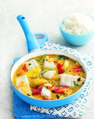 Карри из палтуса с помидорами и картофелем