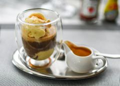 Какао с шоколадной помадкой и ванильным мороженым