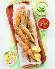 Корюшка, жаренная в кляре, под разными соусами