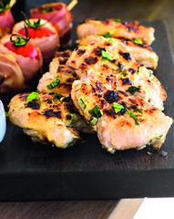 Куриные бедрышки с томатами в беконе