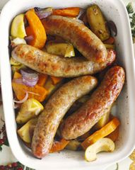 Колбаски, запеченные с тыквой и яблоками
