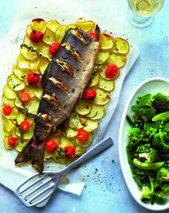 Кета с картофелем и зелеными овощами