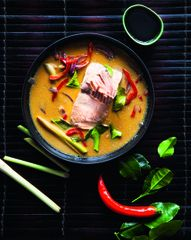 Кокосовая кета с лемонграссом и овощами