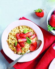 Киноа с клубникой и ореховым маслом