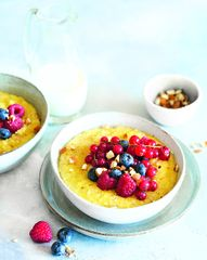 Кукурузная каша с молоком и ягодами
