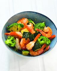 Кунжутные креветки с цукини и брокколи
