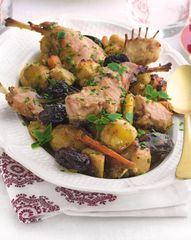 Кролик с черносливом и изюмными клецками