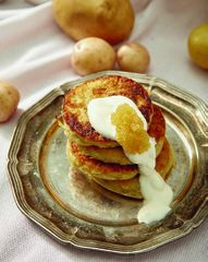 Картофельные драники со&nbsp;сметаной и&nbsp;щучьей икрой