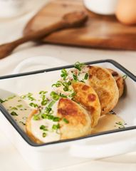 Картофельные панкейки под&nbsp;сырным соусом