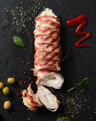 Куриные рулетики в беконе