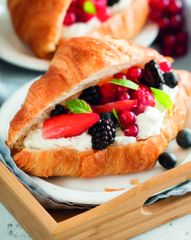 Круассаны с творогом, сгущенкой и ягодами